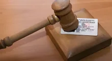 судебный молоток и водительское удостоверение