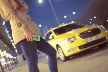 девушка и такси